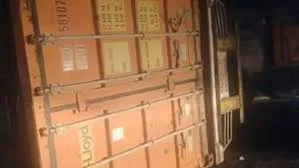 मुंबई-नासिक हाइवे पर पलटा कंटेनर, लगा 3 किमी लंबा जाम, मरीजों को लेकर जा रही कई एंबुलेंस भी फंसी