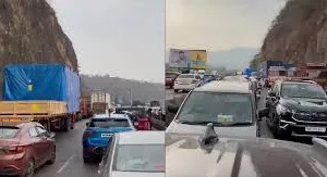 मुंबई-पुणे एक्सप्रेसवे पर 32 घंटे के जाम के बाद 1.2 लाख लोगों को मिलने जा रहा ₹5.2 करोड़ का रिफंड, जानें वजह