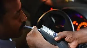 मुंबई : नाकाबंदी के दौरान रैश ड्राइविंग के लिए नशे में धुत ड्राइवर पर केस दर्ज