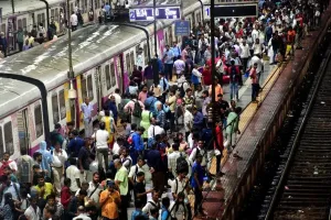 मुंबई : अब नालासोपारा स्टेशन पर लोकल में चढ़ने के लिए लगानी होगी लाइन; भीड़ को नियंत्रित करने के लिए विशेष क्राउड मैनेजमेंट अभियान शुरू
