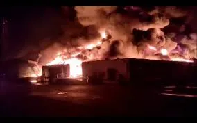 ठाणे :  वेयरहाउस में भीषण आग लगी, किसी के हताहत होने की खबर नहीं