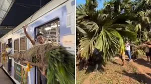 मुंबई : होली के लिए रखे गए लंबे पेड़ के तने को ट्रेन के डिब्बों के बाहर बांधकर ले जाया गया; 6 लोगों पर मामला दर्ज