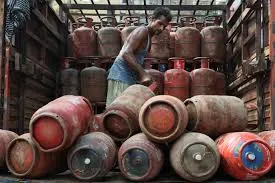 मुंबई : पश्चिम एशिया संकट: भारत में LPG आपूर्ति पर असर, चेन्नई-मुंबई-बंगलूरू के होटलों का काम पड़ा ठप; एक्शन में सरकार