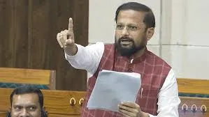 मुंबई : शिवसेना सांसद नरेश म्हस्के का केंद्र सरकार का समर्थन, तेल-गैस संकट पर विपक्ष पर निशाना