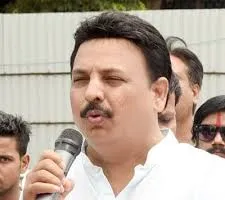 मुंबई : कांग्रेस पार्षद अशरफ आजमी ने एलपीजी आपूर्ति संकट पर विशेष सत्र की मांग की