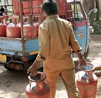 मुंबई : एलपीजी धोखाधड़ी: गोवंडी में सिलेंडर ₹200 ज़्यादा दाम पर बेचने के आरोप में डिलीवरी वर्कर पर केस दर्ज