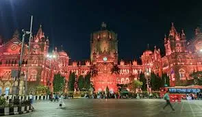 मुंबई : गुड़ी पड़वा की पूर्व संध्या पर रोशनी से जगमगाया छत्रपति शिवाजी महाराज टर्मिनस