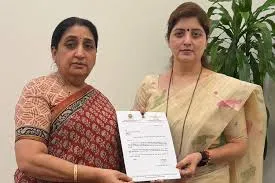 मुंबई : विवादों के बीच रूपाली चाकणकर के इस्तीफ़े से महाराष्ट्र में सियासी तूफ़ान खड़ा हो गया है