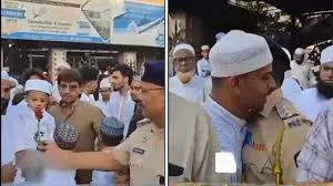 मुंबई: मुंब्रा पुलिस ने गुलाब बांटकर मनाई ईद, एकता और सद्भाव का संदेश फैलाया