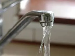 मुंबई : बांद्रा ईस्ट में बीएमसी के नल से बह रहा गंदा और दूषित पानी