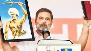  'आदिवासियों को वनवासी कहना संविधान और बिरसा मुंडा का अपमान', गुजरात में बोले राहुल