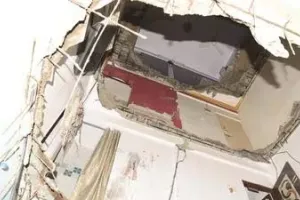 विरार पूर्व में इमारत का स्लैब गिरा बाल-बाल बचे सात परिवार...