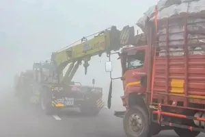 मुंबई : दिल्ली-मुंबई एक्सप्रेस-वे पर भीषण सड़क हादसा, प्याज लदा ट्रक दूसरे वाहन में घुसा, ड्राइवर की हालत गंभीर