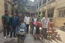 मुंबई : चोरी के आरोप में तीन गिरफ्तार, 45 गैस सिलेंडर और 3 बाइक बरामद