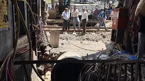 मुंबई : बांद्रा ईस्ट में 36 साल पुरानी पाइपलाइन बदलकर मॉनसून में बाढ़ की समस्या पर काबू