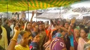 गोंदिया : शराब की दुकान बंद कराने की मांग पर ग्रामीणों का पुलिस के खिलाफ प्रदर्शन