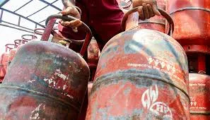 मुंबई : देश में एलपीजी की आपूर्ति पर्याप्त, 52.3 लाख से अधिक सिलेंडर डिलीवर हुए: केंद्र
