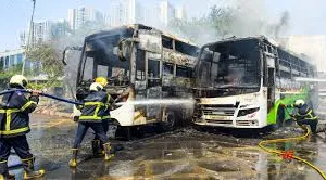 मुंबई : वडाला में आग से निजी बसों का नुकसान