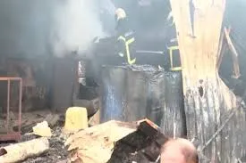 मुंबई : मानखुर्द के मंडला कुर्ला स्क्रैप एरिया में आग, कई एजेंसियां मौके पर