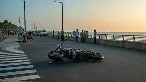 मुंबई : मरीन ड्राइव पर मोटरसाइकिल ने पैदल यात्री को टक्कर मारी, तीन व्यक्तियों की मौत