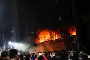 बांग्लादेश :  मौलाना की हत्या पर भड़के कट्टरपंथी... हिंदुओं पर निकाली भड़ास, घरों और दुकानों पर बोला हमला