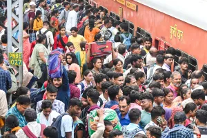 मुंबई : ट्रेनों में लंबी वेटिंग... मुंबई में फंसे यात्री, लौटने में छूट रहे पसीने