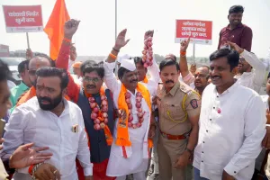 प्याज के दामों पर बवाल: सेना UBT ने समृद्धि एक्सप्रेसवे जाम किया, अंबादास दानवे हिरासत में