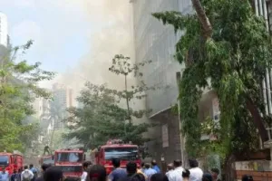 बोरीवली के Annex Mall में लगी आग, वेस्टर्न एक्सप्रेस हाईवे के पास मची अफरा-तफरी