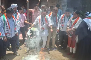 भिवंडी में NCP का विरोध प्रदर्शन: गुटखा पैकेट जलाकर बढ़ते ड्रग कारोबार और पुलिस निष्क्रियता पर उठाए सवाल