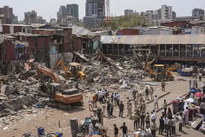 बांद्रा के गरीब नगर में चौथे दिन भी बुलडोजर कार्रवाई जारी, पथराव मामले में 19 गिरफ्तार