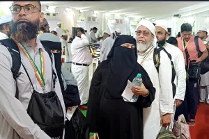 सऊदी अरब में भारतीय हज यात्रियों की शिकायतें बढ़ीं, खराब GPS घड़ियों और कुकिंग बैन पर उठा विवाद