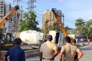 ठाणे में बड़ा सड़क हादसा: खंबालपाड़ा विकास नाका रोड पर सीमेंट मिक्सर डंपर से टकराया, 3 घायल