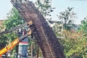 चिंचवड स्टेशन के पास मेट्रो खंभे का ढांचा झुका, बड़ा हादसा टला