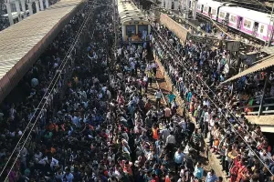 विरार रेलवे स्टेशन पर भारी हंगामा: यात्रियों ने ट्रैक जाम किया, मुंबई लोकल सेवा पर असर