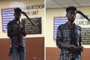 मुंबई में सनसनी: सिर में दरांती फंसी होने के बावजूद अस्पताल पहुंचा युवक, वीडियो हुआ वायरल