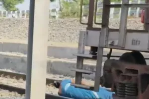पुणे में चलती मालगाड़ी के नीचे लेटकर महिला ने बचाई जान, पटास स्टेशन की घटना से मचा हड़कंप