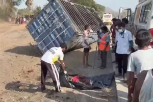 पालघर में भीषण सड़क हादसा: शादी समारोह में जा रहे वाहन की कंटेनर से टक्कर, 5 की मौत; 25 घायल