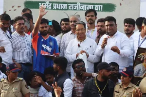 पुणे यूनिवर्सिटी में कॉकरोच जनता पार्टी का प्रदर्शन, शिक्षा सुधार की मांग को मिला हजारों युवाओं का समर्थन