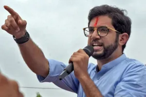 ​'उनकी निष्ठा और प्रतिष्ठा बिकाऊ है', बागी सांसदों पर आदित्य ठाकरे का तीखा हमला, लालच को विचारधारा से ऊपर रखने का लगाया आरोप