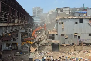 हाई कोर्ट से राहत के बावजूद बांद्रा के गरीब नगर के 100 परिवारों का हाल बेहाल, अभी भी कर रहे नए घर का इंतजार