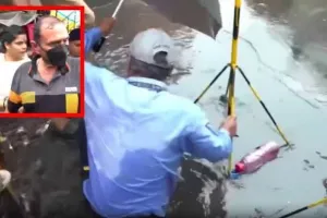 मुंबई: ‘मानसून की पूरी तैयारी’ का दावा करने वाली मेयर के सामने ही खुले गड्ढे में गिरा बीएमसी कर्मचारी