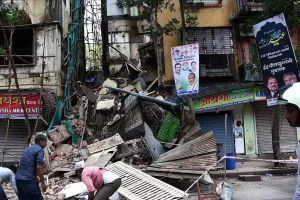 मुंबई के भायखला में पुरानी इमारत का हिस्सा ढहा, डिमोलिशन के दौरान हुआ हादसा, कोई हताहत नहीं