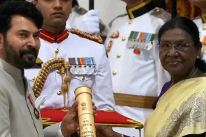 मलयालम सिनेमा के महानायक ममूटी को मिला 'पद्म भूषण', तालियां बजाते नजर आए बेटे दुलारे सलमान
