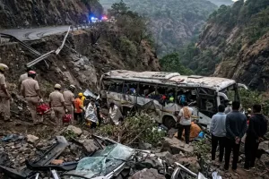 मुंबई : पर्यटकों की बस खाई में गिरी, 2 की मौत