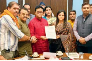 मुंबई के लाइसेंसधारी फेरीवालों को मिलेंगे QR कोड आईडी कार्ड, निगरानी व्यवस्था होगी मजबूत