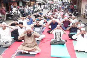 अंतरराष्ट्रीय योग दिवस 2026: मुंबई की मीनारा मस्जिद में बीजेपी अल्पसंख्यक मोर्चा ने किया योग सत्र का आयोजन