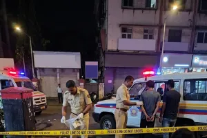 माहिम में शर्मनाक घटना: सड़क किनारे पेशाब करने पर व्यक्ति पर ट्यूबलाइट से हमला, आरोपी फरार