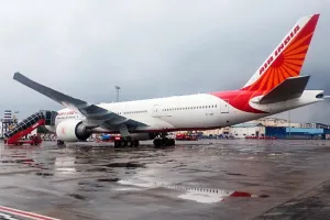 मुंबई एयरपोर्ट पर टला बड़ा विमान हादसा: एक ही रनवे पर आमने-सामने आए एयर इंडिया और एआई एक्सप्रेस के विमान, रनवे की कमियों पर फिर उठे सवाल