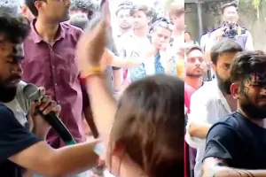 'कॉकरोच जनता पार्टी' प्रमुख अभिजीत दिपके पर स्याही फेंकी गई: बोले, 'नीला मेरा पसंदीदा रंग है'