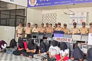 मुंबई : गोवंडी पुलिस ने हेल्थ पॉलिसी के नाम पर लोगों से ऑनलाइन धोखाधड़ी करने वाले एक बड़े गिरोह का पर्दाफाश किया; कई राज्यों में फैला नेटवर्क; 12 गिरफ्तार